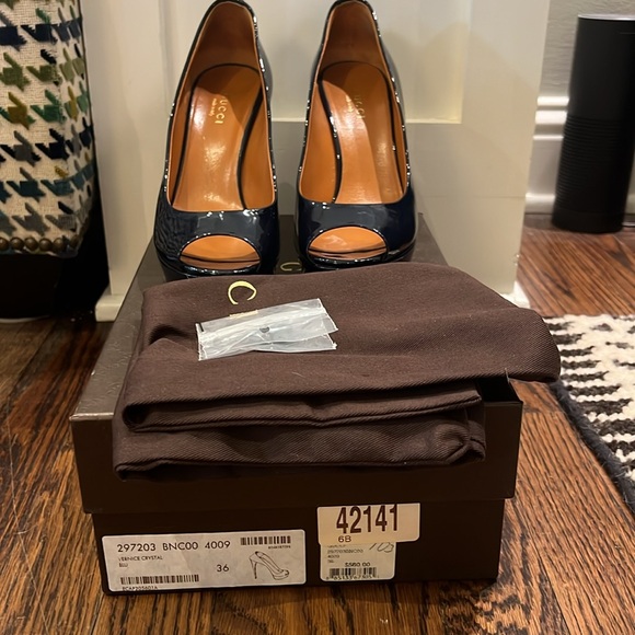 Gucci Vernice Crystal Peep Toe Platform Pump - Picture 7 of 12